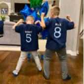 モダン誕生日ボーイブルーグリーン名年齢番号 Tシャツ