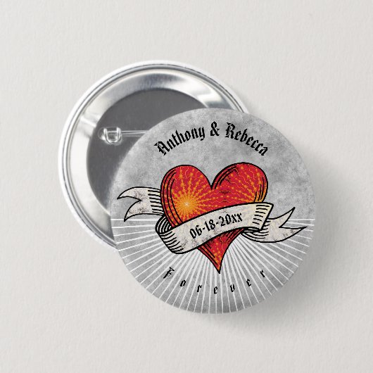 モダン赤いハートの名前と日付の追加 缶バッジ (正面&裏面)