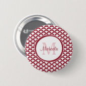 モダン赤と白Scallopsモノグラムと名前 缶バッジ (正面&裏面)