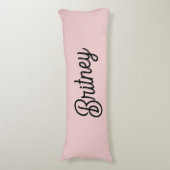 モダン赤面ほこりっぽいピンクのモノグラムと名前 ボディピロー (正面縦)