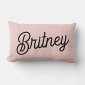 モダン赤面ほこりっぽいピンクのモノグラムと名前 ランバークッション (正面)