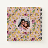 モダン赤面ピンククイーンビー&フラワーズモノグラム ノートブック (裏面)