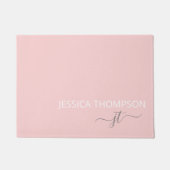 モダン赤面ピンクシンプルのスクリプトモノグラム名 ドアマット (正面)