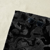 モダン迷彩柄 – 黒と濃い灰色 – カモフラージュ ビーチタオル (インサイチュ)