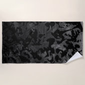 モダン迷彩柄 – 黒と濃い灰色 – カモフラージュ ビーチタオル (正面)