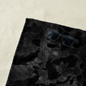 モダン迷彩柄 – 黒と濃い灰色 – カモフラージュ ビーチタオル (インサイチュ)