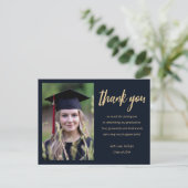 モダン金ゴールドスクリプトのミニマル写真卒業 ポストカード (スタンド正面)