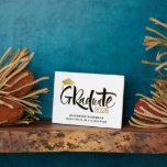 モダン金ゴールドスクリプトの最小卒業式 フォトプラーク<br><div class="desc">金ゴールドモダンスクリプト最小化卒業プラーク。おめでとうはグラード！彼らの良い成功とイーゼルのスタンドー祝ドとこの美しいテーブルトップのプラークを祝う。すべての文字は、自分の詳細で簡単かつ迅速にパーソナライズするために事前に配置されている。</div>