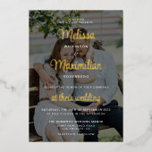 モダン金ゴールドスクリプ結婚ト2枚の黒いオーバーレイ 箔招待状 (正面)