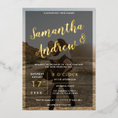 モダン金ゴールドタイポグラフィ結婚写真 箔招待状 (正面)