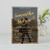 モダン金ゴールドタイポグラフィ結婚写真 箔招待状 (立ち正面)