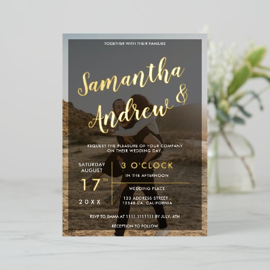 モダン金ゴールドタイポグラフィ結婚写真 箔招待状 (立ち正面)