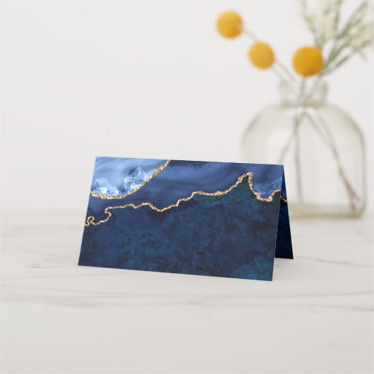 モダン金ゴールドネイビーブルーマーブルアゲ結婚ートのテーブル プレイスカード (正面)