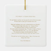 モダン金ゴールド年レビュー写真クリスマス セラミックオーナメント (裏面)