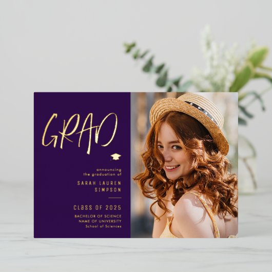 モダン金ゴールド文字紫の卒業発表 箔招待状 (立ち正面)