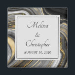 モダン金ゴールド&グレーアゲートジオードミネラルズ結婚ズ マグネット<br><div class="desc">アゲー結婚トの鉱物パターンを持つ抽象デザインを持つ磁石。金ゴールド、灰色、白、黒の渦巻き色の波エレガントを形成する。薄い黒の灰色の四角が上に重ねられ、テキストが内側に入る。クラスとエレガンスの空気を伝えるのに最適。</div>