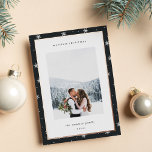 モダン雪の縁どクリスマス 箔シーズンカード<br><div class="desc">共有の休日の挨拶これらの写真のクリスマスカードお気に入りのは、バラ金ゴールド箔でトリミングされた豊かなソフトブラックの上に白い雪のモダン結晶の上にあなたの写真のセットを特徴ミニマル。編集可能なメッセージ領域でカスタマイズは、レタリングで休日の挨拶をモダン行う。下にファミリ名を追加する。</div>