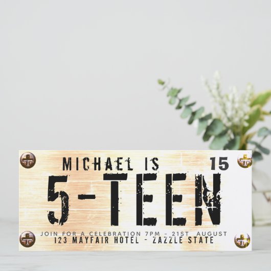 モダン10代の誕生日ボーイ車のライセンスプレートラスティ 招待状 (スタンド正面)