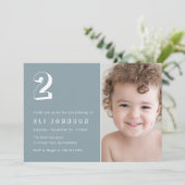 モダン2回目の誕生日パーティーほこりっぽい青い写真 招待状 (スタンド正面)