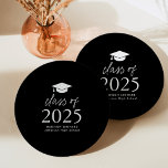 モダン2025年白黒卒業 ペーパープレート<br><div class="desc">卒業式パーソナライズされたtouchを卒業式パーティに追加モダンプレート!紙プレートは、デザインの上部に卒業式キャップを付け、黒い背景に白いレタリングで「2025はっきりした級」を表示している。卒業生の名前、学校、卒業年で白黒の卒業プレートをパーソナライズ。このデザインは高校や大学の卒業式のパーティーに最適だ。</div>