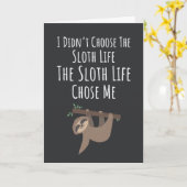 モダン かわいい ナマケモノ カード タイポグラフィー 昼寝 動物 (黄色い花)