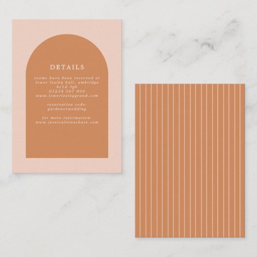 モダン アーチ ピンクとテラコッタのウェディング エンクロージャーカード (正面/裏面)