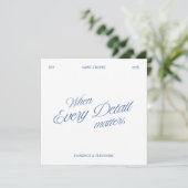 モダン・エレガントな青と白の結婚式詳細カード 招待状 (スタンド正面)