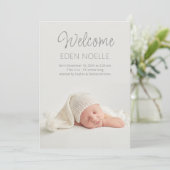 モダン エレガント グレー スクリプト 新生児 2 枚の写真 出生 案内状 (スタンド正面)