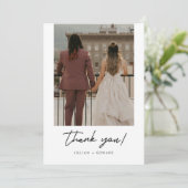 モダン・エレガント・スクリプト 2枚の写真の結婚式 サンキューカード (スタンド正面)