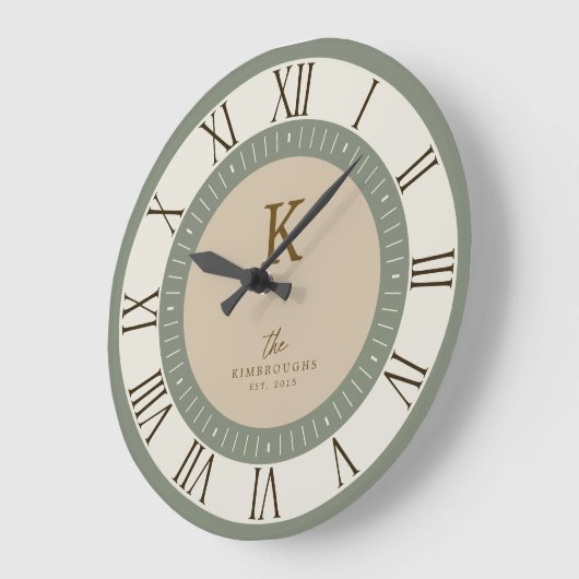 モダン エレガント セージ クリーム タン モノグラム ファミリー ラージ壁時計 (傾斜)