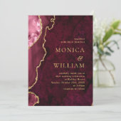 モダン ゴールデン バーガンディ マーブル アゲート ウェディング 招待状 (スタンド正面)
