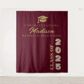 モダン ゴールド スクリプト バーガンディー 卒業 タペストリー (正面)