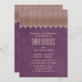 モダン ゴールド チェブロン ストライプ パープル 卒業 招待状 (正面/裏面)