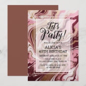 モダン ゴールド バーガンディ ピンク マーブル フルイド バースデー 招待状 (正面/裏面)