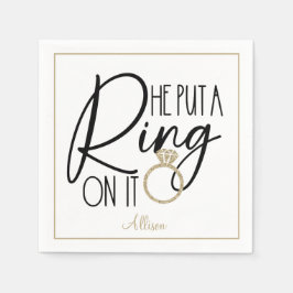 モダン ゴールド ブラック ネーム リングを指にはめた スタンダードカクテルナプキン