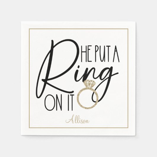 モダン ゴールド ブラック ネーム 彼は指輪をはめた スタンダードカクテルナプキン (正面)