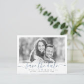 モダン シンプル ブルー スクリプト フォト セーブ ザ デート ポストカード (スタンド正面)