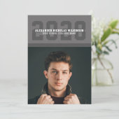 モダン スポーティー ボールド タイポグラフィー フォト 卒業式 案内状 (スタンド正面)