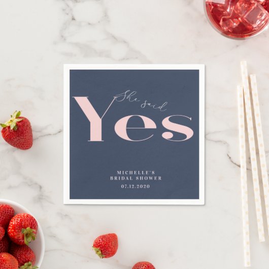 モダン タイポグラフィーのウェディングシャワーの返事はイエスです スタンダードカクテルナプキン (インサイチュ)