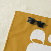 モダン タイポグラフィー オーダーメイド ネーム マスタードイエロー ビーチタオル (インサイチュ)