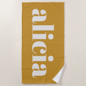 モダン タイポグラフィー オーダーメイド ネーム マスタードイエロー ビーチタオル (正面)