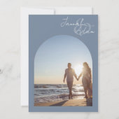 モダン ダスティーブルー アーチ フォト ウェディング 招待状 (裏面)