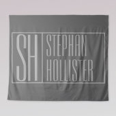 モダン、ダークグレーのグレー、イニシャルと名前のロゴ タペストリー