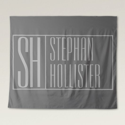 モダン、ダークグレーのグレー、イニシャルと名前のロゴ タペストリー