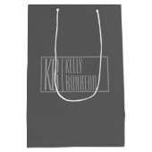 モダン、ダークグレーのグレー、イニシャルと名前のロゴ ミディアムペーパーバッグ (裏面)