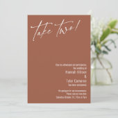 モダン テイクツー！テラコッタ 延期結婚式カード 招待状 (スタンド正面)