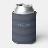 モダン ネイビーブルーとプラムの名前ストライプ 缶クーラー (缶正面)