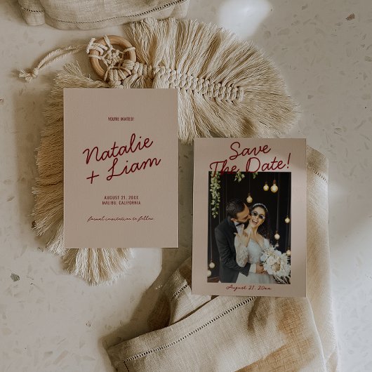 モダン バーガンディー クリーム ファンキー フォト ウェディング セーブザデート