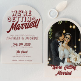 モダン バーガンディ レトロ ボールド アーチ ユニーク ウェディング 招待状