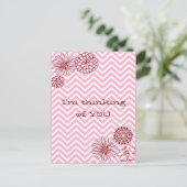 モダン ピンク フラワー シェブロン 個人名 テキスト ポストカード (スタンド正面)